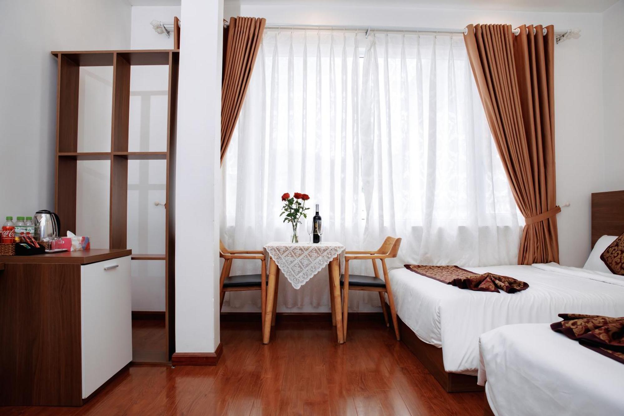 Khách sạn Sky House