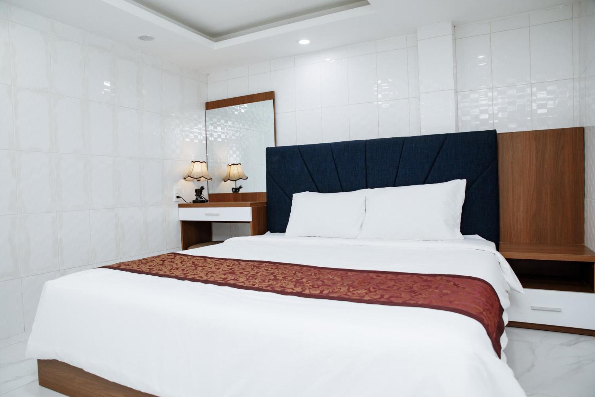 Khách sạn Sky House